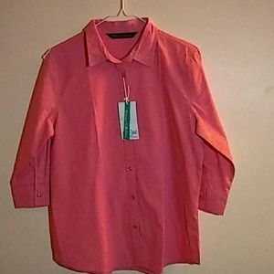 I'm selling this beautiful button down shirt